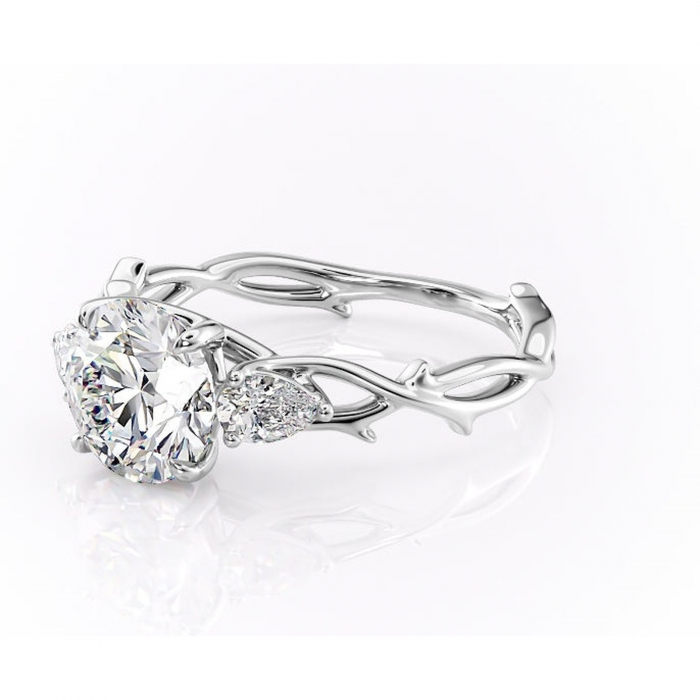 Inel de logodnă Elira din aur Alb 14kt cu moissanite tăietură rotundă – Montură cu trei pietre rafinată pentru profil mediu | Personalizează și configurează gratuit online [7]