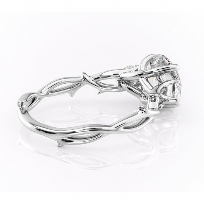 Inel de logodnă Elira din aur Alb 14kt cu moissanite tăietură rotundă – Montură cu trei pietre rafinată pentru profil mediu | Personalizează și configurează gratuit online [3]