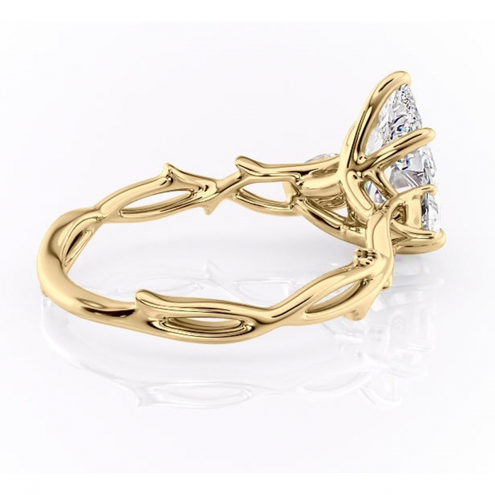 Inel de logodnă Elira din aur Galben 14kt cu moissanite tăietură pară – Montură cu trei pietre rafinată pentru profil mediu | Personalizează și configurează gratuit online [3]