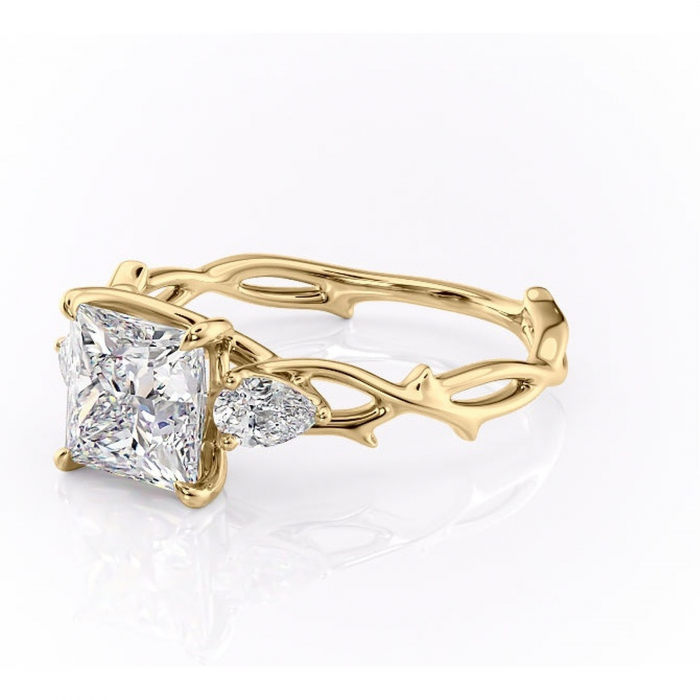 Inel de logodnă Elira din aur Galben 14kt cu moissanite tăietură princess – Montură cu trei pietre rafinată pentru profil mediu | Personalizează și configurează gratuit online [7]