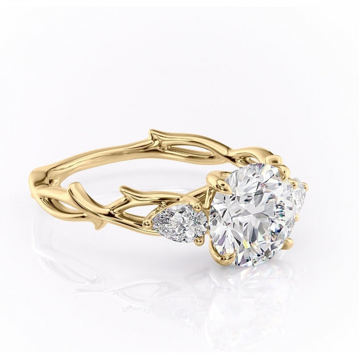 Inel de logodnă Elira din aur Galben 14kt cu moissanite tăietură rotundă – Montură cu trei pietre rafinată pentru profil mediu | Personalizează și configurează gratuit online [1]