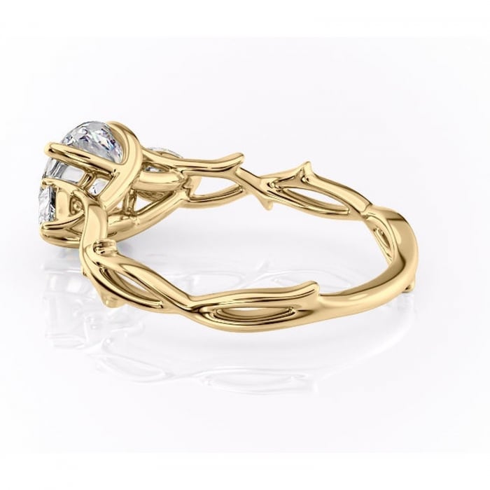 Inel de logodnă Elira din aur Galben 14kt cu moissanite tăietură rotundă – Montură cu trei pietre rafinată pentru profil mediu | Personalizează și configurează gratuit online [5]