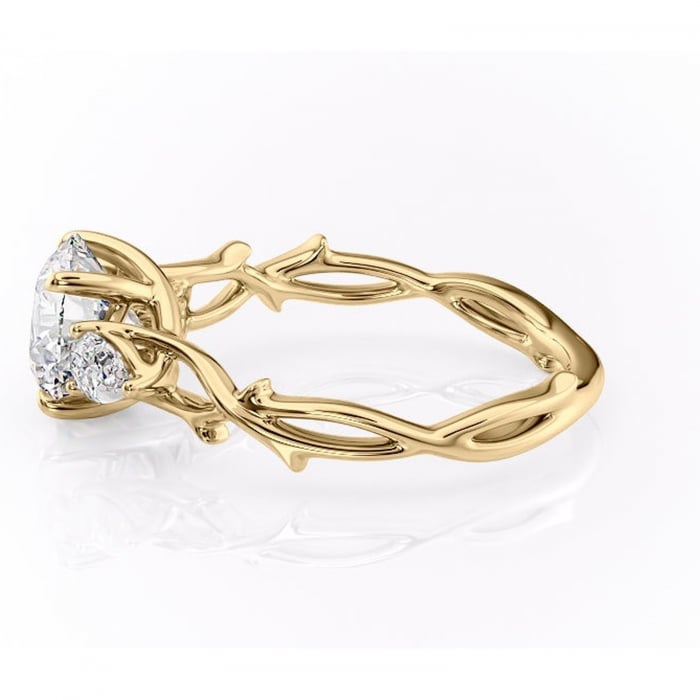 Inel de logodnă Elira din aur Galben 14kt cu moissanite tăietură rotundă – Montură cu trei pietre rafinată pentru profil mediu | Personalizează și configurează gratuit online [6]