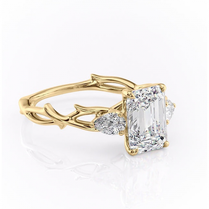 Inel de logodnă Elira din aur Galben 18kt cu moissanite tăietură smarald – Montură cu trei pietre rafinată pentru profil mediu | Personalizează și configurează gratuit online [1]