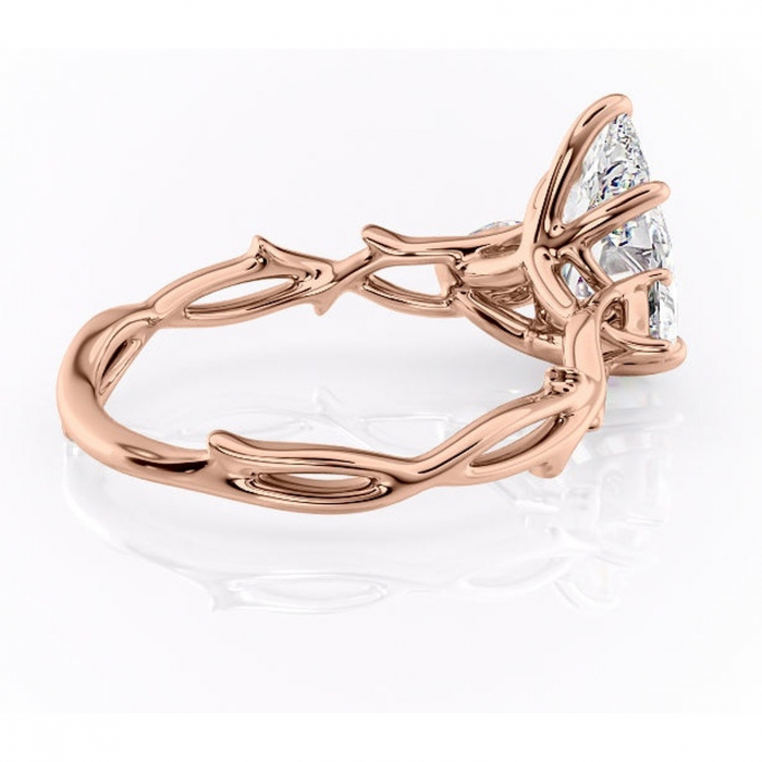 Inel de logodnă Elira din aur Rose 14kt cu moissanite tăietură pară – Montură cu trei pietre rafinată pentru profil mediu | Personalizează și configurează gratuit online [3]