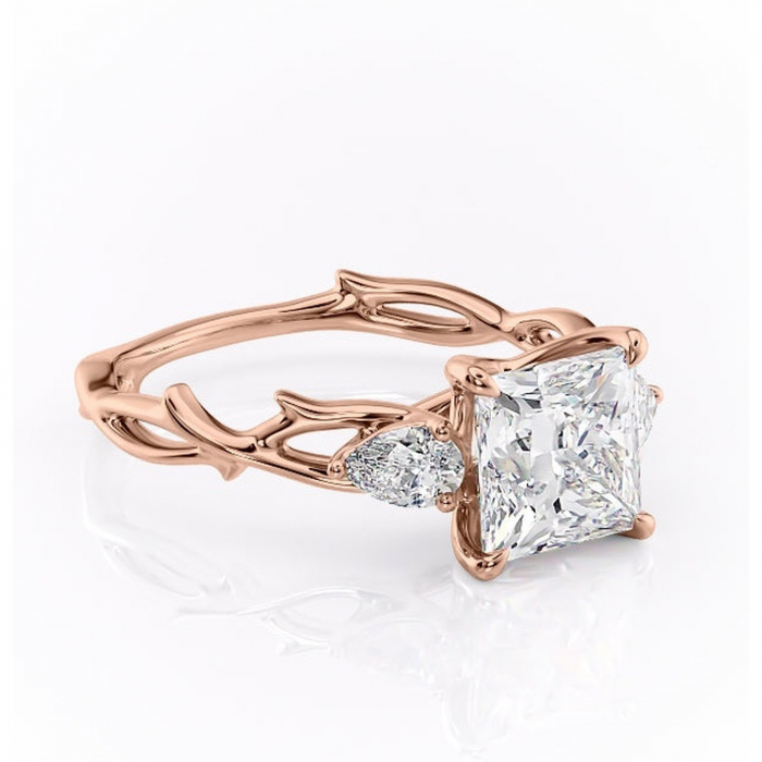 Inel de logodnă Elira din aur Rose 18kt cu moissanite tăietură princess – Montură cu trei pietre rafinată pentru profil mediu | Personalizează și configurează gratuit online [1]