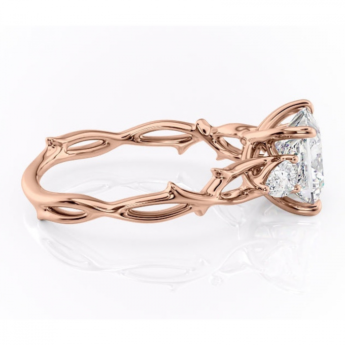 Inel de logodnă Elira din aur Rose 18kt cu moissanite tăietură princess – Montură cu trei pietre rafinată pentru profil mediu | Personalizează și configurează gratuit online [2]