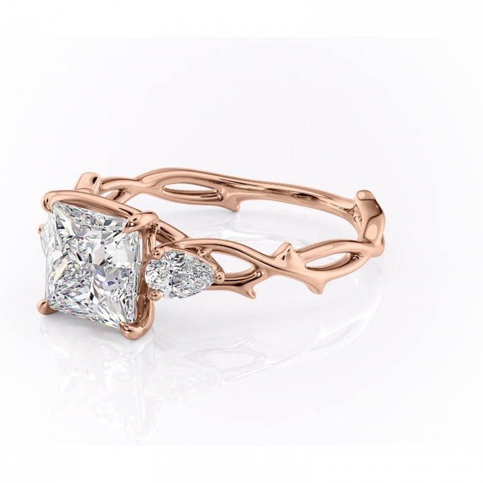 Inel de logodnă Elira din aur Rose 18kt cu moissanite tăietură princess – Montură cu trei pietre rafinată pentru profil mediu | Personalizează și configurează gratuit online [7]