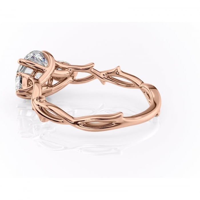 Inel de logodnă Elira din aur Rose 14kt cu moissanite tăietură rotundă – Montură cu trei pietre rafinată pentru profil mediu | Personalizează și configurează gratuit online [5]