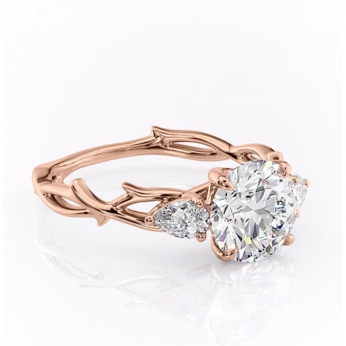 Inel de logodnă Elira din aur Rose 14kt cu moissanite tăietură rotundă – Montură cu trei pietre rafinată pentru profil mediu | Personalizează și configurează gratuit online [1]
