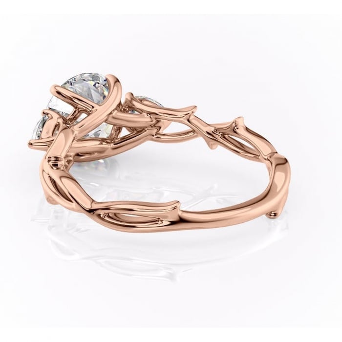 Inel de logodnă Elira din aur Rose 14kt cu moissanite tăietură rotundă – Montură cu trei pietre rafinată pentru profil mediu | Personalizează și configurează gratuit online [4]