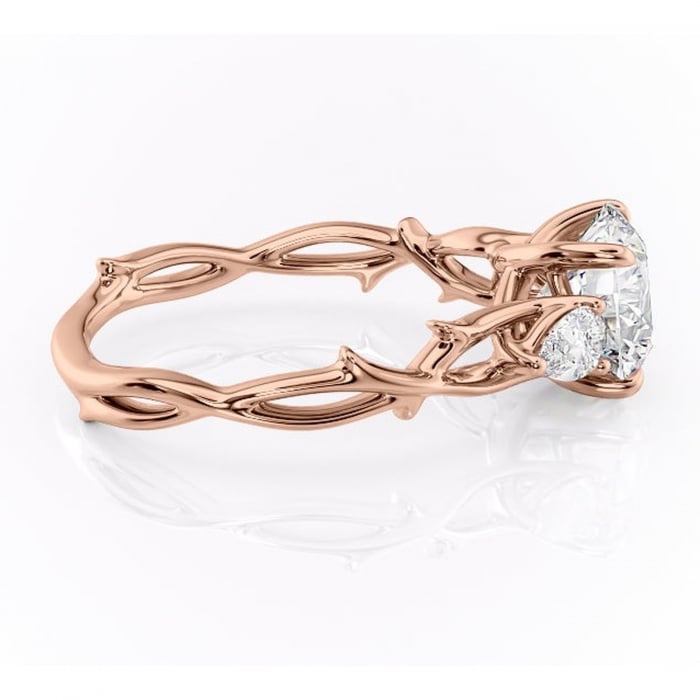 Inel de logodnă Elira din aur Rose 14kt cu moissanite tăietură rotundă – Montură cu trei pietre rafinată pentru profil mediu | Personalizează și configurează gratuit online [2]