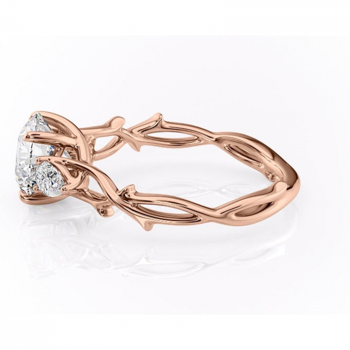 Inel de logodnă Elira din aur Rose 14kt cu moissanite tăietură rotundă – Montură cu trei pietre rafinată pentru profil mediu | Personalizează și configurează gratuit online [6]