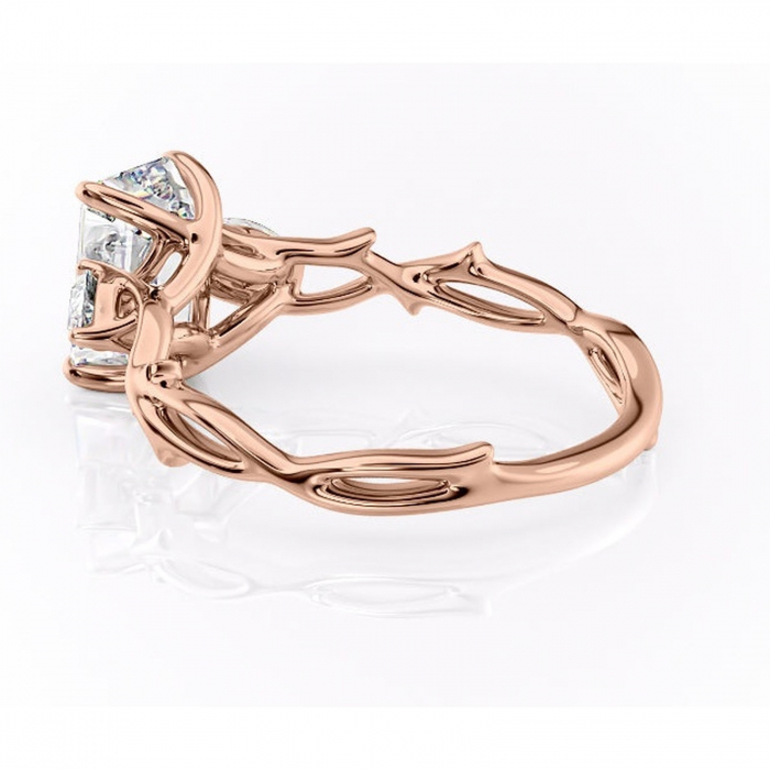 Inel de logodnă Elira din aur Rose 14kt cu moissanite tăietură smarald – Montură cu trei pietre rafinată pentru profil mediu | Personalizează și configurează gratuit online [5]