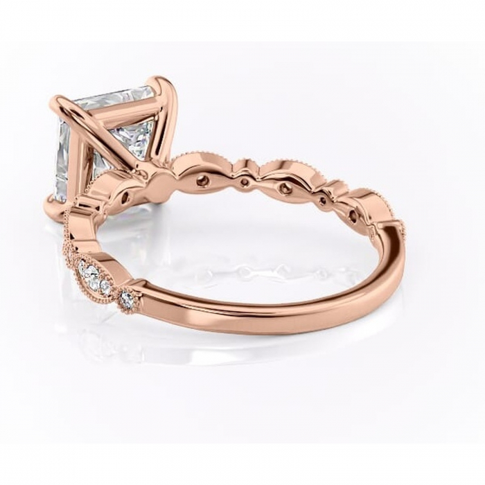 Inel de logodnă Elowen din aur Rose 14kt cu moissanite tăietură princess – Pietre laterale rafinată pentru profil înalt | Personalizează și configurează gratuit online [4]