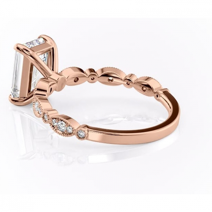 Inel de logodnă Elowen din aur Rose 14kt cu moissanite tăietură smarald – Pietre laterale rafinată pentru profil înalt | Personalizează și configurează gratuit online [5]