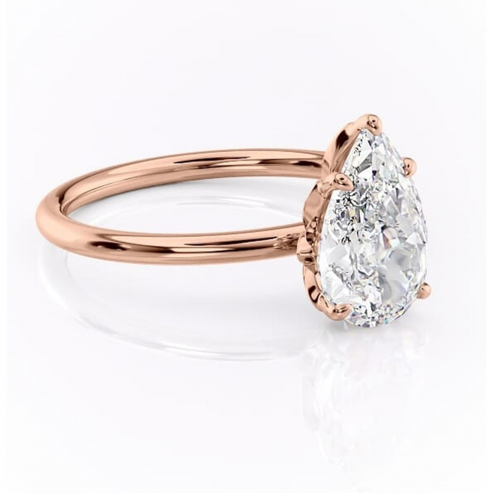 Inel de logodnă Emerald din aur Rose 14kt cu moissanite tăietură pară – Solitar rafinată pentru profil înalt | Personalizează și configurează gratuit online [1]