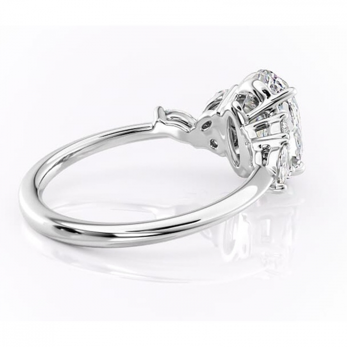 Inel de logodnă Emmeline din aur Alb 18kt cu moissanite tăietură ovală – Pietre laterale rafinată pentru profil mediu | Personalizează și configurează gratuit online [3]