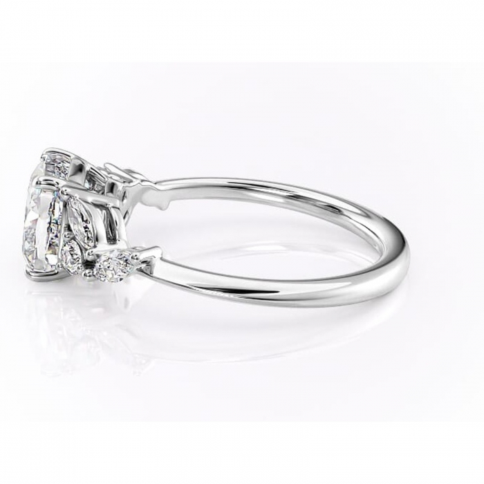 Inel de logodnă Emmeline din aur Alb 14kt cu moissanite tăietură pernă – Pietre laterale rafinată pentru profil mediu | Personalizează și configurează gratuit online [6]