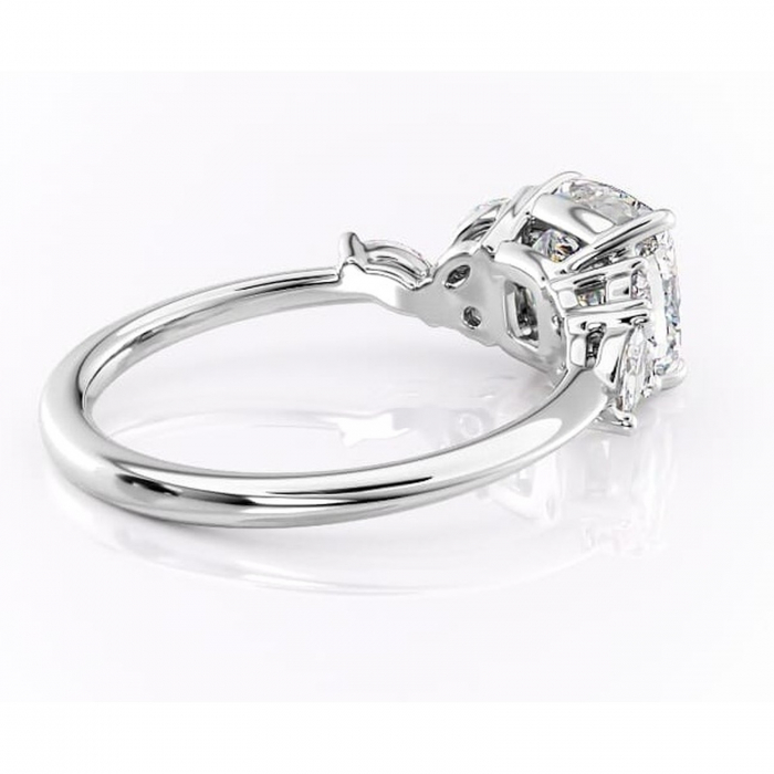 Inel de logodnă Emmeline din aur Alb 14kt cu moissanite tăietură pernă – Pietre laterale rafinată pentru profil mediu | Personalizează și configurează gratuit online [3]