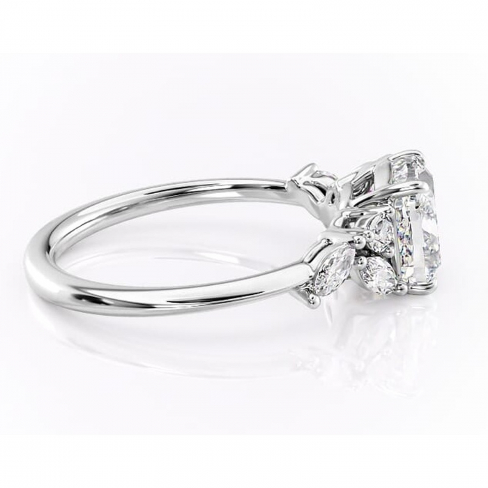 Inel de logodnă Emmeline din aur Alb 14kt cu moissanite tăietură pernă – Pietre laterale rafinată pentru profil mediu | Personalizează și configurează gratuit online [2]