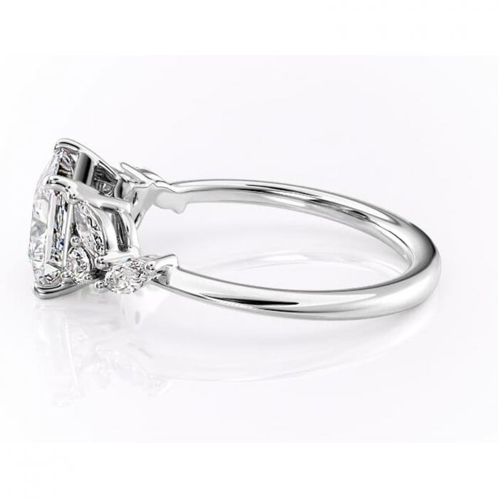 Inel de logodnă Emmeline din aur Alb 14kt cu moissanite tăietură princess – Pietre laterale rafinată pentru profil mediu | Personalizează și configurează gratuit online [6]