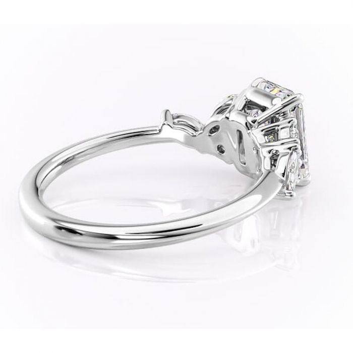 Inel de logodnă Emmeline din aur Alb 14kt cu moissanite tăietură radiantă – Pietre laterale rafinată pentru profil mediu | Personalizează și configurează gratuit online [3]