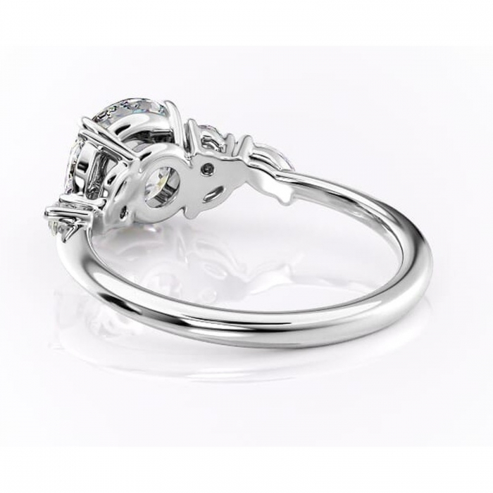 Inel de logodnă Emmeline din aur Alb 14kt cu moissanite tăietură rotundă – Pietre laterale rafinată pentru profil mediu | Personalizează și configurează gratuit online [4]