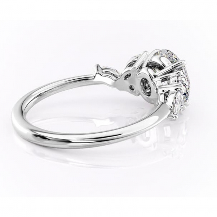 Inel de logodnă Emmeline din aur Alb 14kt cu moissanite tăietură rotundă – Pietre laterale rafinată pentru profil mediu | Personalizează și configurează gratuit online [3]