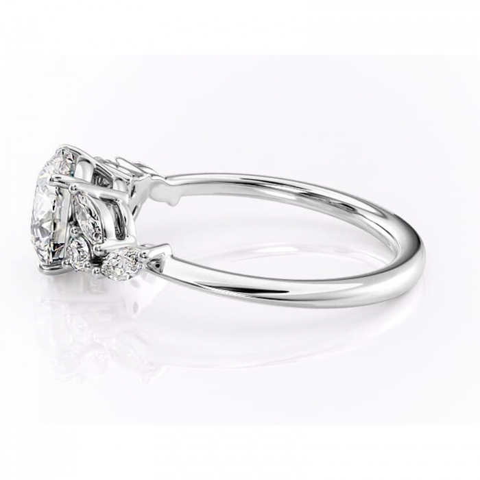 Inel de logodnă Emmeline din aur Alb 14kt cu moissanite tăietură rotundă – Pietre laterale rafinată pentru profil mediu | Personalizează și configurează gratuit online [6]