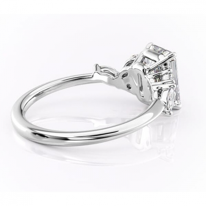 Inel de logodnă Emmeline din aur Alb 14kt cu moissanite tăietură smarald – Pietre laterale rafinată pentru profil mediu | Personalizează și configurează gratuit online [3]