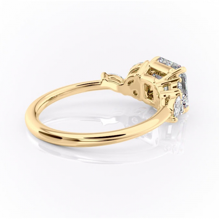 Inel de logodnă Emmeline din aur Galben 14kt cu moissanite tăietură asscher – Pietre laterale rafinată pentru profil mediu | Personalizează și configurează gratuit online [3]