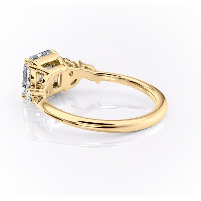 Inel de logodnă Emmeline din aur Galben 14kt cu moissanite tăietură asscher – Pietre laterale rafinată pentru profil mediu | Personalizează și configurează gratuit online [5]