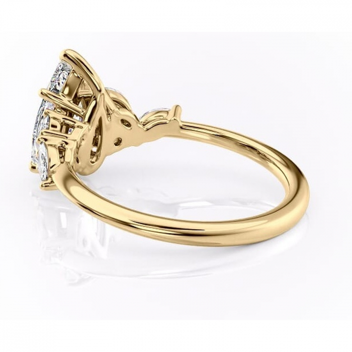 Inel de logodnă Emmeline din aur Galben 14kt cu moissanite tăietură pară – Pietre laterale rafinată pentru profil mediu | Personalizează și configurează gratuit online [5]