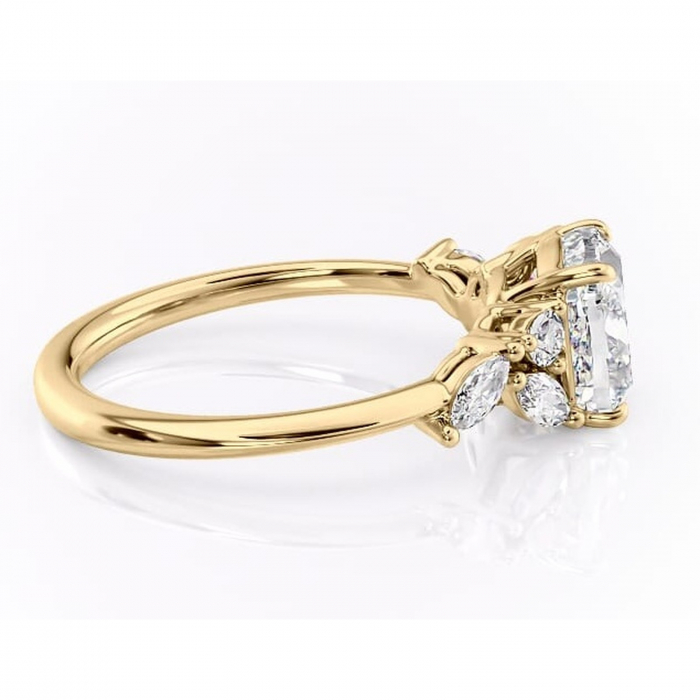 Inel de logodnă Emmeline din aur Galben 14kt cu moissanite tăietură pernă – Pietre laterale rafinată pentru profil mediu | Personalizează și configurează gratuit online [2]