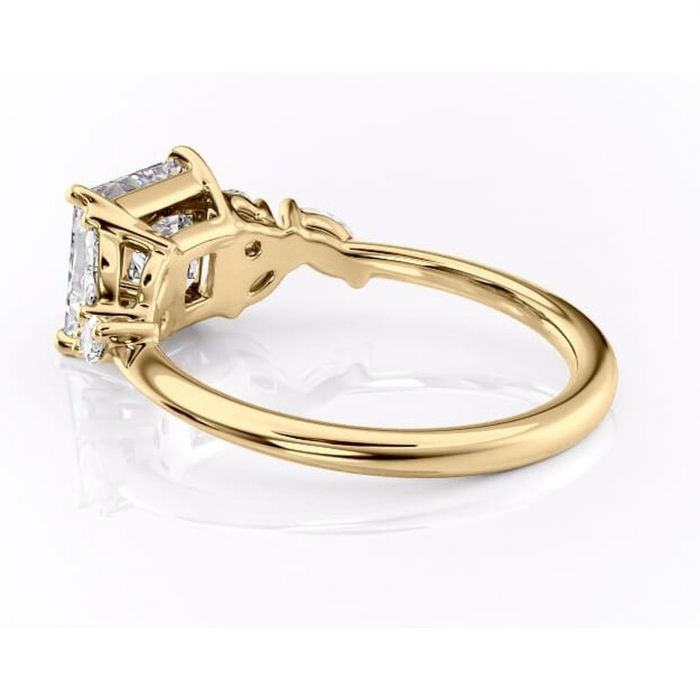 Inel de logodnă Emmeline din aur Galben 14kt cu moissanite tăietură princess – Pietre laterale rafinată pentru profil mediu | Personalizează și configurează gratuit online [5]