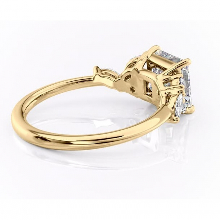 Inel de logodnă Emmeline din aur Galben 14kt cu moissanite tăietură princess – Pietre laterale rafinată pentru profil mediu | Personalizează și configurează gratuit online [3]