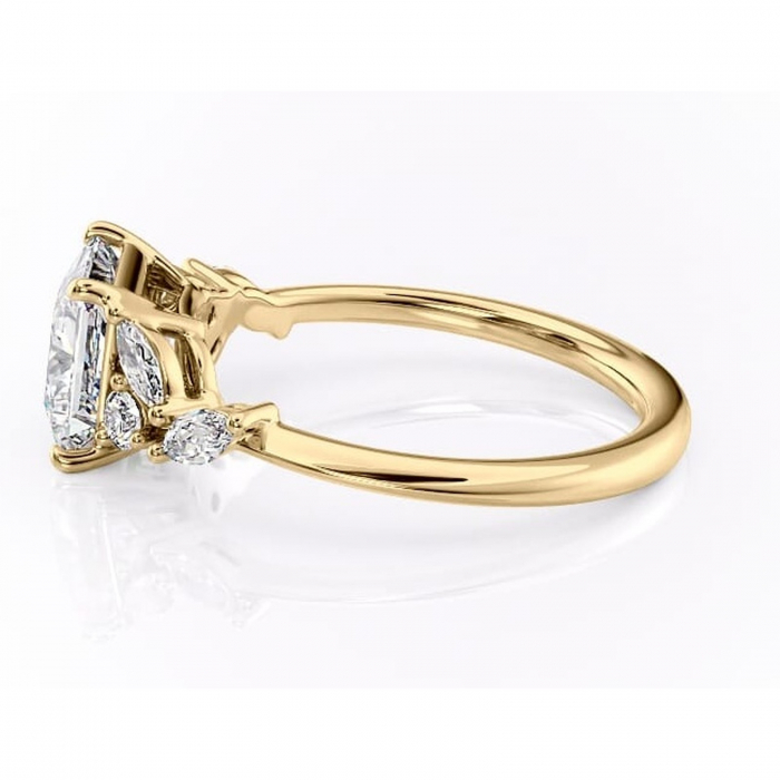 Inel de logodnă Emmeline din aur Galben 14kt cu moissanite tăietură princess – Pietre laterale rafinată pentru profil mediu | Personalizează și configurează gratuit online [6]