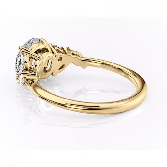 Inel de logodnă Emmeline din aur Galben 14kt cu moissanite tăietură rotundă – Pietre laterale rafinată pentru profil mediu | Personalizează și configurează gratuit online [5]