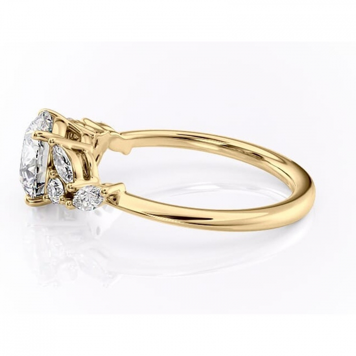 Inel de logodnă Emmeline din aur Galben 14kt cu moissanite tăietură rotundă – Pietre laterale rafinată pentru profil mediu | Personalizează și configurează gratuit online [6]