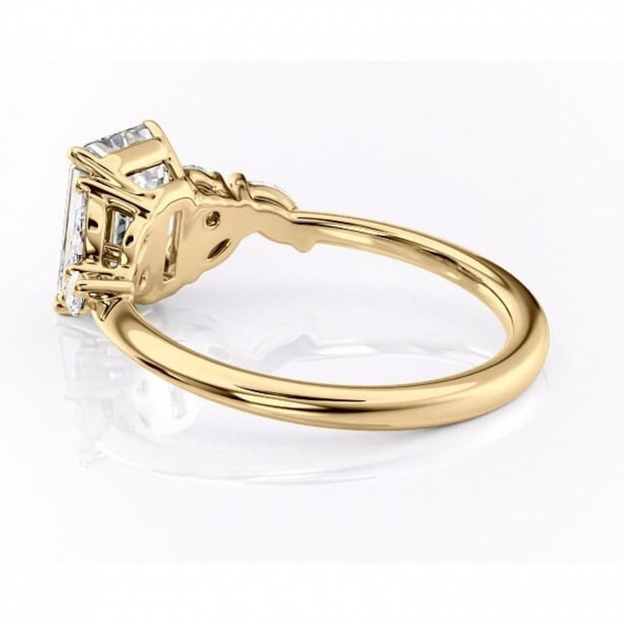 Inel de logodnă Emmeline din aur Galben 18kt cu moissanite tăietură smarald – Pietre laterale rafinată pentru profil mediu | Personalizează și configurează gratuit online [5]