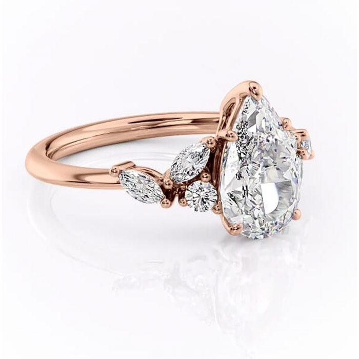 Inel de logodnă Emmeline din aur Rose 14kt cu moissanite tăietură pară – Pietre laterale rafinată pentru profil mediu | Personalizează și configurează gratuit online [1]