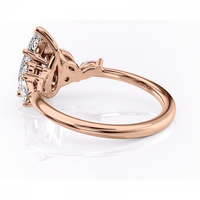 Inel de logodnă Emmeline din aur Rose 14kt cu moissanite tăietură pară – Pietre laterale rafinată pentru profil mediu | Personalizează și configurează gratuit online [5]