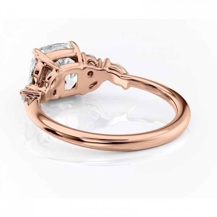 Inel de logodnă Emmeline din aur Rose 18kt cu moissanite tăietură pernă – Pietre laterale rafinată pentru profil mediu | Personalizează și configurează gratuit online [4]