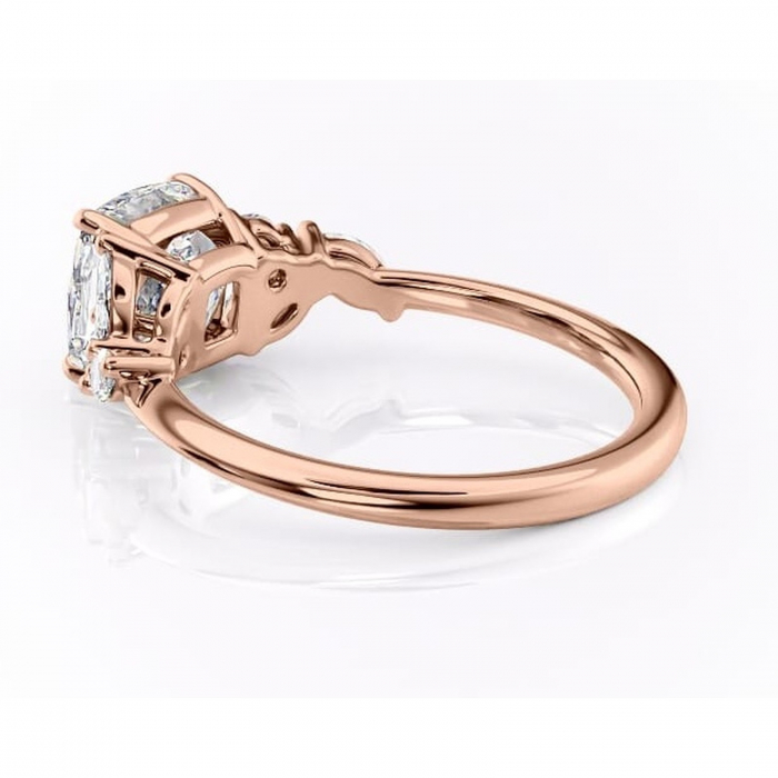 Inel de logodnă Emmeline din aur Rose 18kt cu moissanite tăietură pernă – Pietre laterale rafinată pentru profil mediu | Personalizează și configurează gratuit online [5]