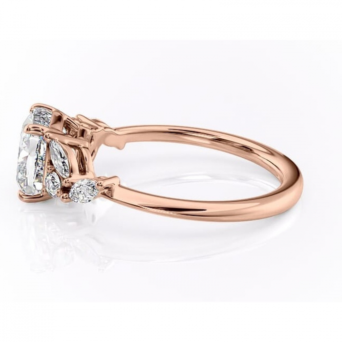 Inel de logodnă Emmeline din aur Rose 18kt cu moissanite tăietură pernă – Pietre laterale rafinată pentru profil mediu | Personalizează și configurează gratuit online [6]