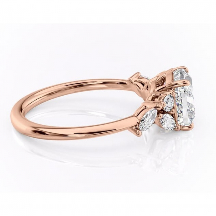Inel de logodnă Emmeline din aur Rose 18kt cu moissanite tăietură pernă – Pietre laterale rafinată pentru profil mediu | Personalizează și configurează gratuit online [2]