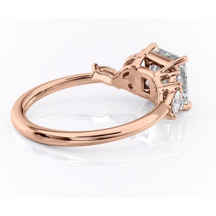 Inel de logodnă Emmeline din aur Rose 14kt cu moissanite tăietură princess – Pietre laterale rafinată pentru profil mediu | Personalizează și configurează gratuit online [3]