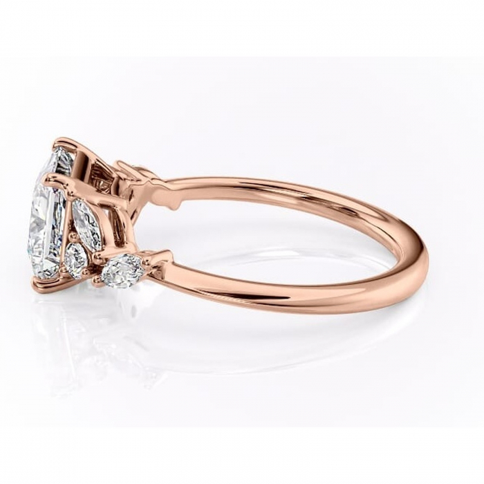 Inel de logodnă Emmeline din aur Rose 14kt cu moissanite tăietură princess – Pietre laterale rafinată pentru profil mediu | Personalizează și configurează gratuit online [6]