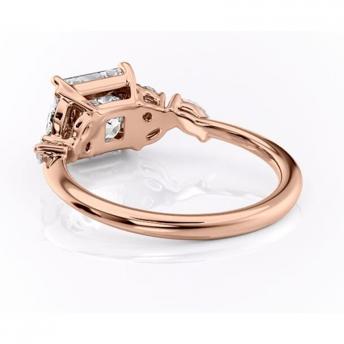 Inel de logodnă Emmeline din aur Rose 14kt cu moissanite tăietură princess – Pietre laterale rafinată pentru profil mediu | Personalizează și configurează gratuit online [4]
